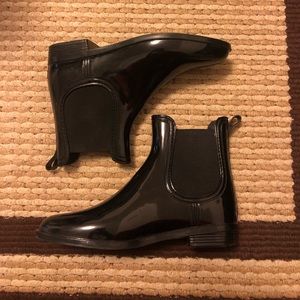 Black Rainboots size 8.5 fits 7.5 (runs small)